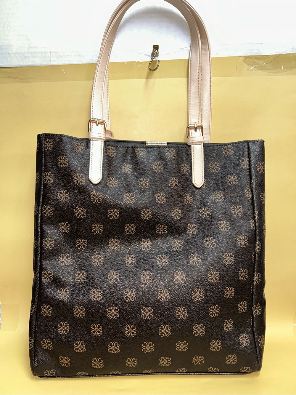 AVON’S SIGNATURE COLLECTION – MAILYN TOTE